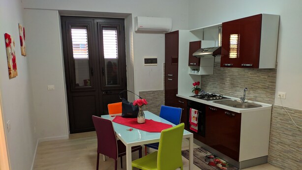 Una cucina compatta con zona pranzo.