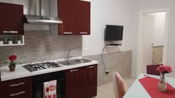 Kühlschrank, Ofen, Herdplatte, Kochgeschirr/Geschirr/Besteck