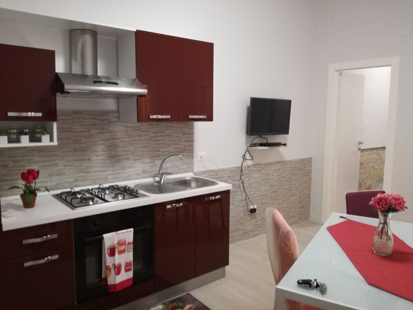 Kühlschrank, Ofen, Herdplatte, Kochgeschirr/Geschirr/Besteck