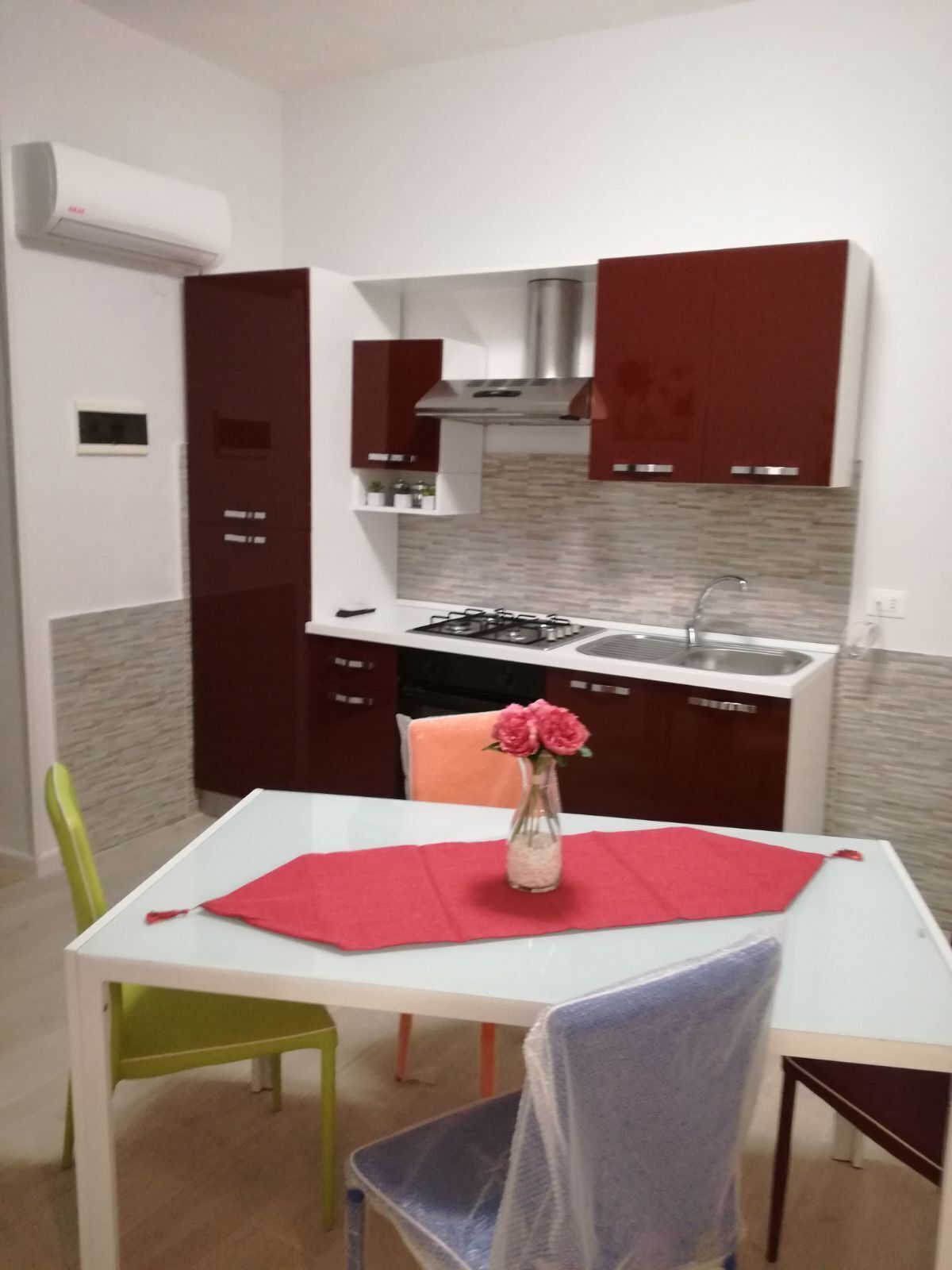 Kühlschrank, Ofen, Herdplatte, Kochgeschirr/Geschirr/Besteck