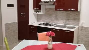 Réfrigérateur, four, plaque de cuisson