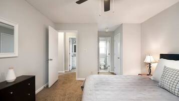 4 Schlafzimmer, Betten mit Memory-Foam-Matratzen, Schreibtisch