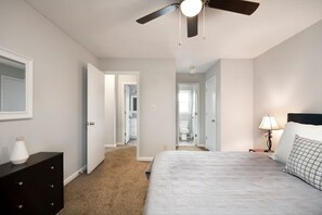 4 Schlafzimmer, Betten mit Memory-Foam-Matratzen, Schreibtisch