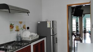Frigorifero, piano cottura, pentole/stoviglie/utensili, tavolo da pranzo