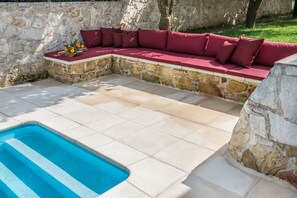 Sesongbasert utendørsbasseng, bassengparasoller og solsenger