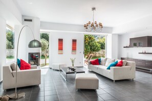 Villa, 3 soverom, privat basseng | Oppholdsområde | En 50-tommers smart-TV med Parabol-TV samt TV og Netflix