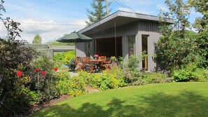 Outdoor dining - Victorian cottage, large gardens, near river, Hadrian's Wall & Allendale (Allendale)