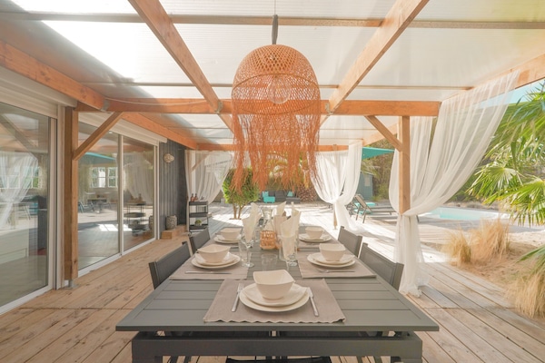 Terrasse couverte côté balnéo pour allier convivialité, farniente et vacances...