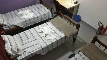 Dormitório compartilhado básico, várias camas | Ferros/tábuas de passar roupa, Wi-Fi de cortesia, roupa de cama