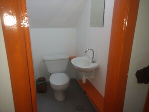 Dormitorio compartido básico, varias camas | Baño | Toallas