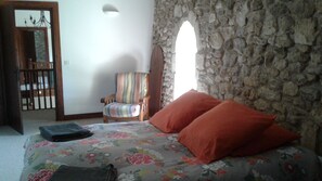 4 quartos, ferros/tábuas de passar roupa, berço de viagem