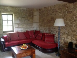 Smart TV, fireplace, DVD player, books - Private pool and secluded garden.  Sleeps 4 adults  maximum + 4 children. (Édon)