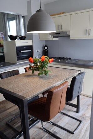 Fridge, oven, stovetop, dishwasher