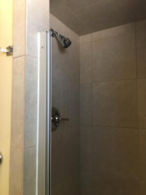 Bathroom shower - Sky Ranch Inn (West Sacramento)