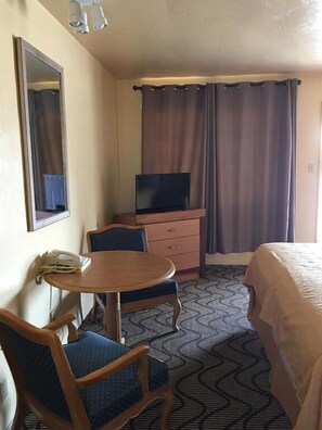Egyptian cotton sheets, premium bedding, pillow-top beds - Sky Ranch Inn (West Sacramento)