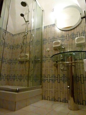 Huis, 2 slaapkamers (Casa Vita Bella) | Badkamer | Een haardroger, een bidet, handdoeken, zeep