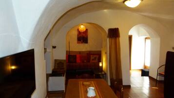 Apartment, 1 Bedroom (Casa Rosa) | In-room dining