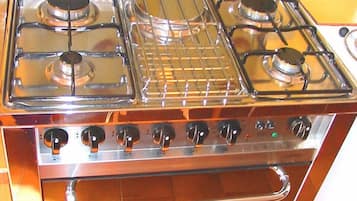 Grand réfrigérateur, micro-ondes, four, plaque de cuisson