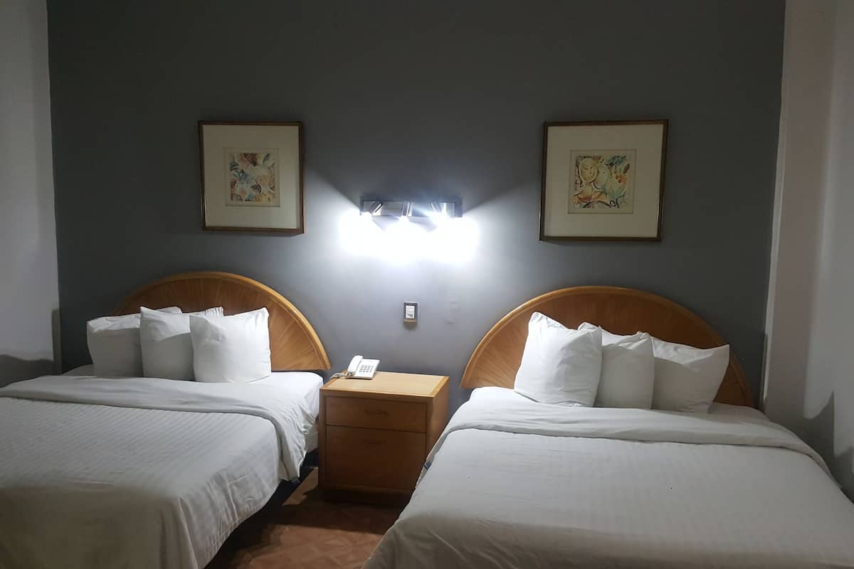 Cubrecamas, colchones con pillow-top, escritorio y cortinas blackout
