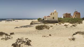 Vlak bij het strand, ligstoelen, strandlakens