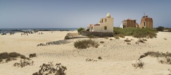 Villa Bondo: Sleeps 6. Private Heated Pool, Wifi, BBQ, Close to Amenities