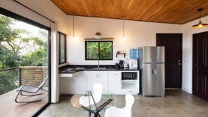 Appartement Panoramique, 1 chambre, balcon | Cuisine privée | Cafetière/bouilloire, grand réfrigérateur, four
