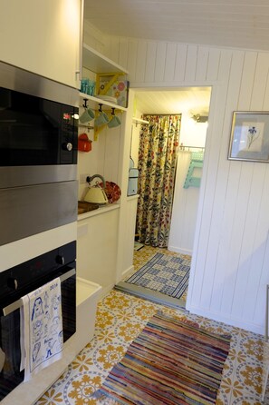 Cottage, 1 Bedroom | Private kitchen | Full-size fridge, microwave, oven, stovetop