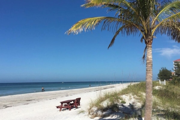 Na praia, espreguiçadeiras, toalhas de praia