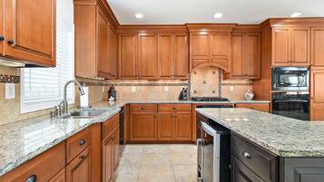 冰箱、微波炉、烤箱、炉灶