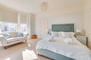 4 bedrooms, iron/ironing board, free WiFi, bed sheets