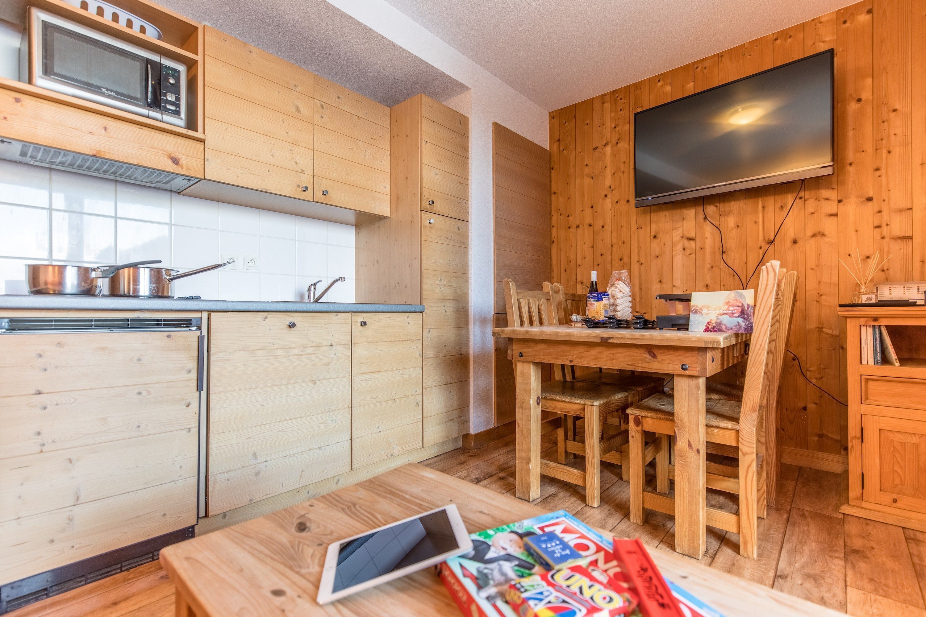 Kühlschrank, Mikrowelle, Herdplatte, Geschirrspüler