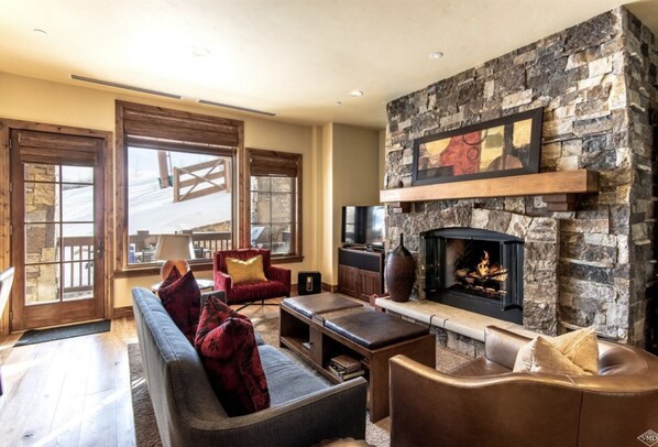 Smart TV, chimenea, futbolito y estéreo 