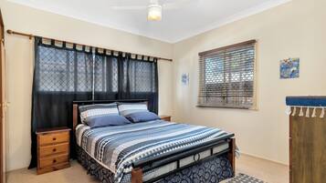 3 bedrooms, iron/ironing board, bed sheets