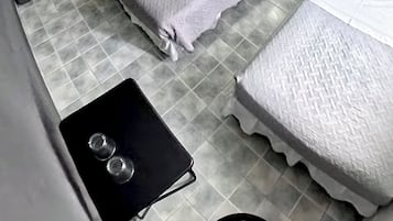Habitación triple, 1 habitación, baño privado | Minibar, wifi gratis, ropa de cama