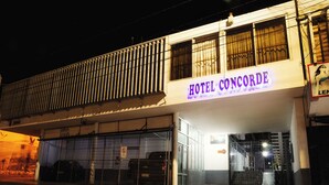 A hotel named "HOTEL CONCORDE" with a gated entrance and a covered parking area. - Hotel Concorde (Arica)