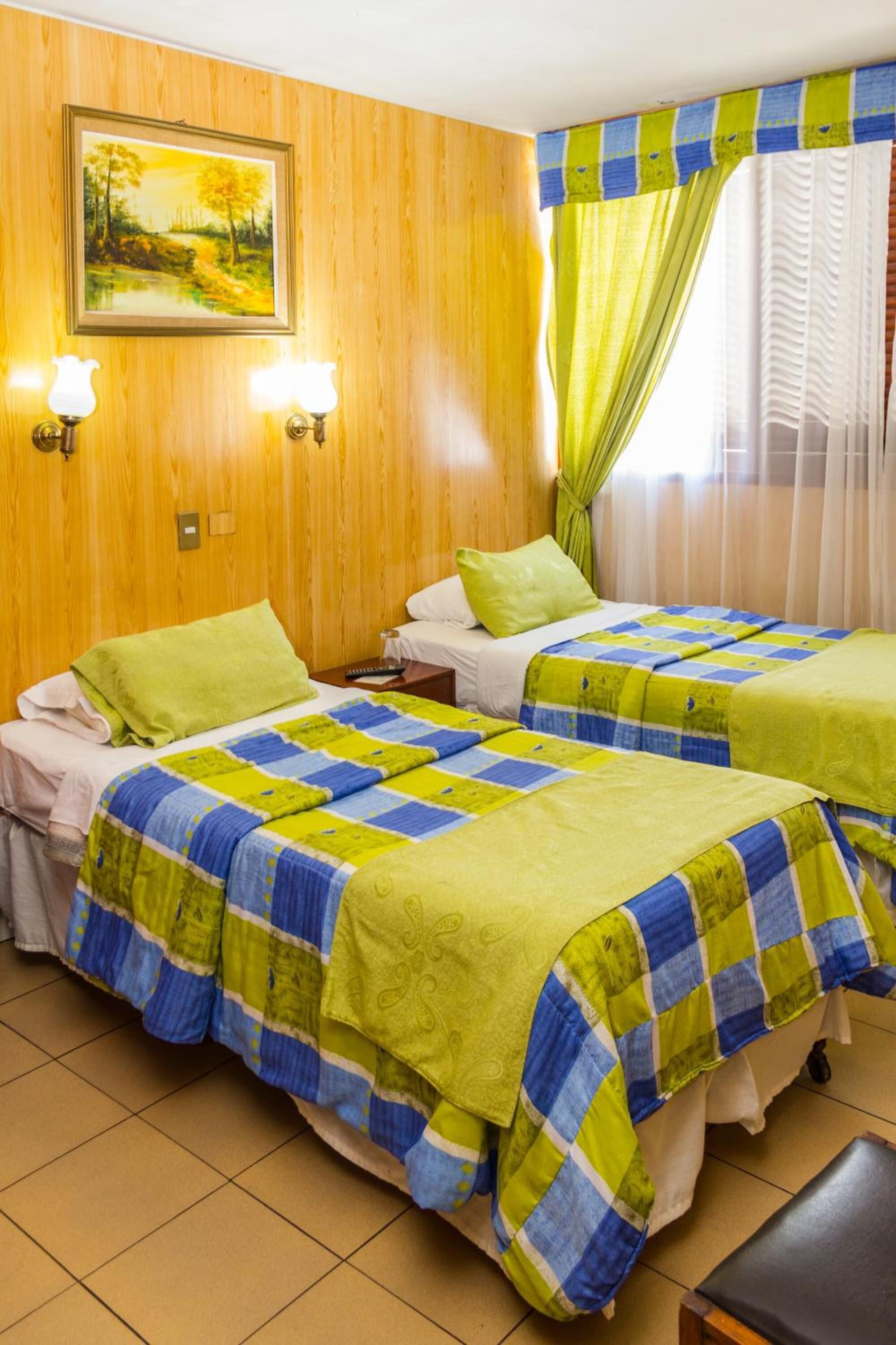 Minibar, gratis wi-fi och sängkläder