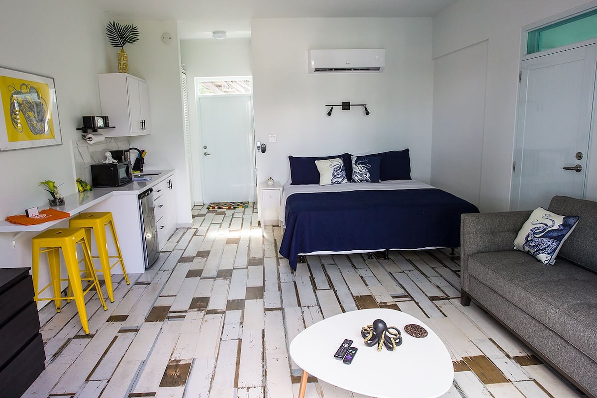 Studio Suite Desain, 1 kamar tidur, balkon, pemandangan laut sebagian | Seprai premium, tirai kedap cahaya, dan setrika/meja setrika
