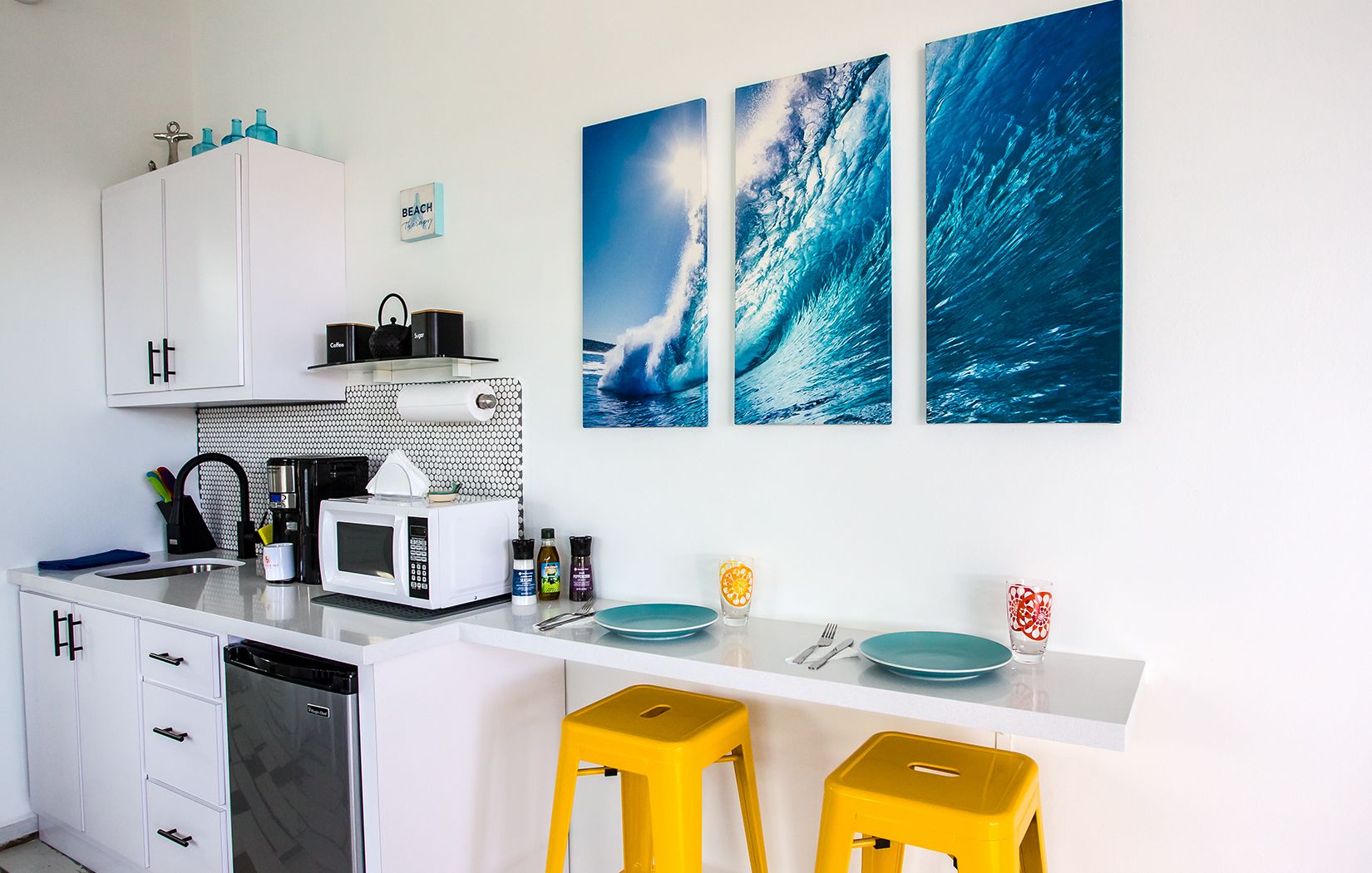 Deluxe Studio Suite, 1 Bedroom, Balcony, Partial Ocean View | Private kitchenette | Fridge, microwave, coffee/tea maker, toaster