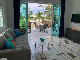 家庭别墅, 多间卧室, 阳台, 部分海洋景观 | 起居区 | 55-英寸纯平电视 （配备数码频道）、智能电视