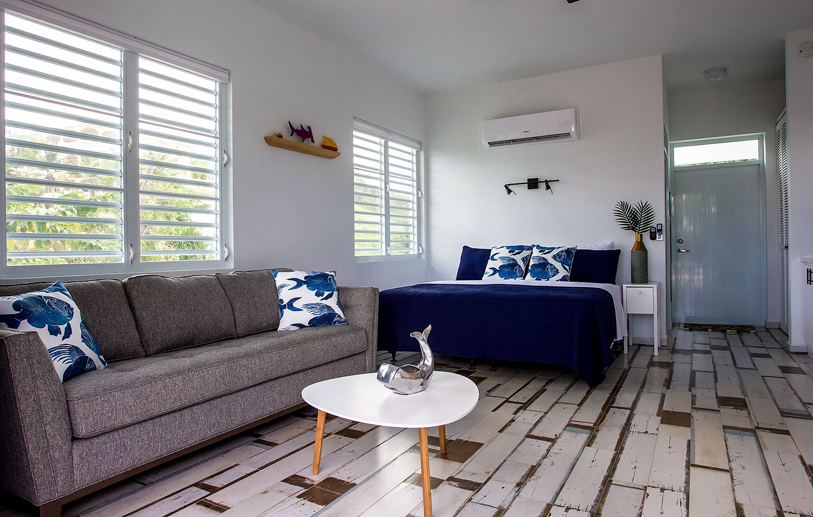 Suite estudio Deluxe, 1 habitación, balcón, vista parcial al océano | Área de sala de estar | Televisión de pantalla plana de 55 pulgadas con canales digitales 