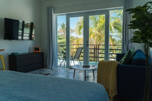 浪漫开间套房, 1 张特大床和 1 张沙发床, 阳台, 部分海洋景观 | 起居区 | 55-英寸纯平电视 （配备数码频道）、智能电视