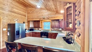 Fridge, microwave, oven, stovetop - Mt Mitchell View Cabin (Hendersonville)