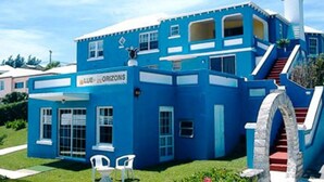 Un edificio azul con un letrero que dice "LUE ORIZONS".