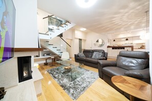 Fernseher, Kamin, Bücher, Musikbibliothek