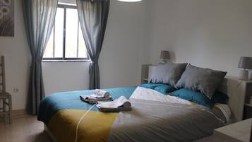 Habitación doble, 1 cama de matrimonio grande, baño privado (Cordoama) | 1 dormitorio, tabla de planchar con plancha, wifi gratis y ropa de cama