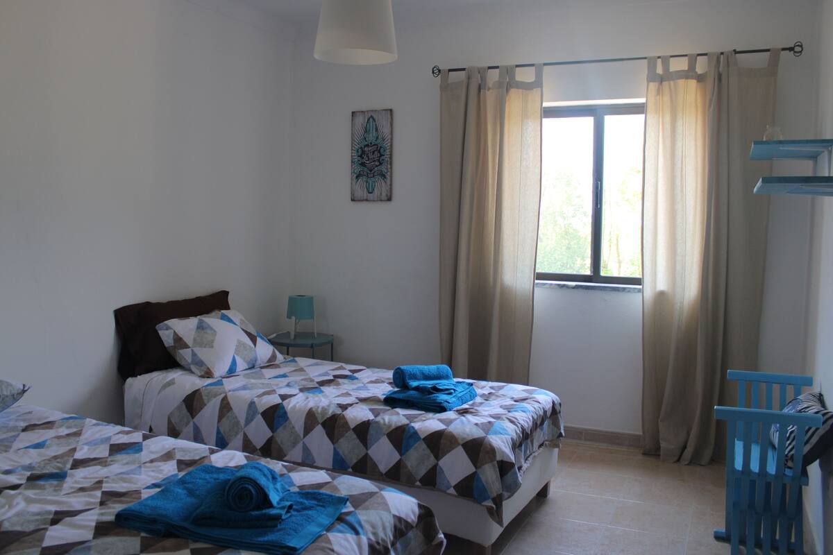 Habitación, 2 camas individuales, baño privado (Barriga) | Tabla de planchar con plancha, wifi gratis, ropa de cama