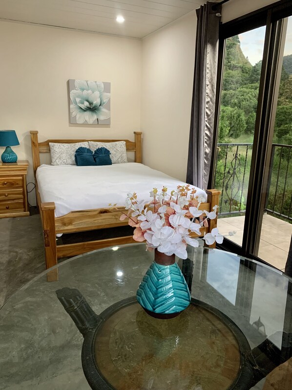 Deluxe-Vierbettzimmer, Mehrere Betten, Bergblick | Individuell dekoriert, Verdunkelungsvorhänge, Bügeleisen/Bügelbrett