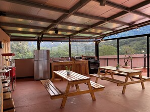 Réfrigérateur dans l'espace commun, micro-ondes dans l'espace commun