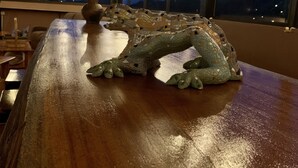 A wooden table with a mosaic sculpture of a dragon. - Buena Vista Boquete (Boquete)