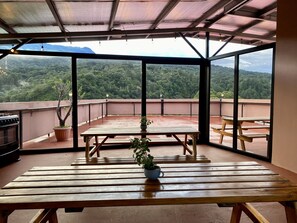 Kühlschrank, Mikrowelle, Wasserkocher mit Kaffee-/Teezubehör